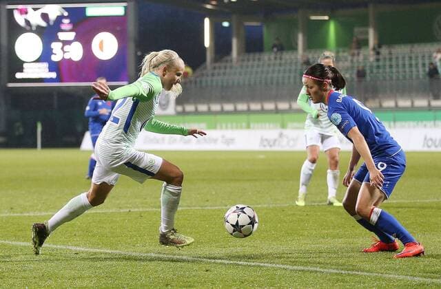 VfL-Frauen vs Prag Frauenfußball, Champions League, Viertelfinale, VfL Wolfsburg vs Slavia Prag, AOK-Stadion, Bild zeigt: Pernille Harder (VfL, 22) Wolfsburg