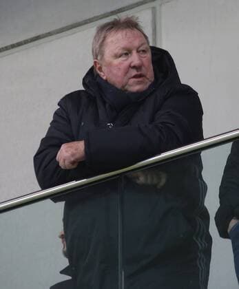 Bilder des Tages - SPORT VfL-Frauen vs Prag Frauenfußball, Champions League, Viertelfinale, VfL Wolfsburg vs Slavia Prag, AOK-Stadion, Bild zeigt: Nationaltrainer Horst Hrubesch auf der Tribüne Wolfsburg