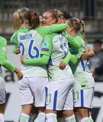 VfL-Frauen vs Prag Frauenfußball, Champions League, Viertelfinale, VfL Wolfsburg vs Slavia Prag, AOK-Stadion, Bild zeigt: Jubel nach dem Tor zum 1:0 durch Pernille Harder (VfL, 22) Wolfsburg