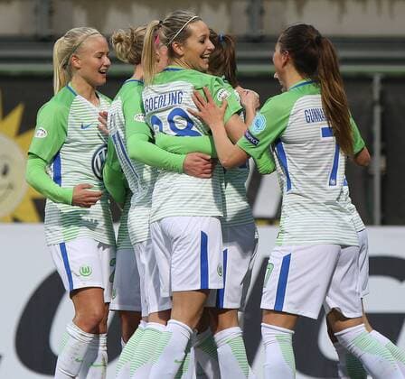 VfL-Frauen vs Prag Frauenfußball, Champions League, Viertelfinale, VfL Wolfsburg vs Slavia Prag, AOK-Stadion, Bild zeigt: Jubel nach dem Tor zum 2:0 durch Caroline Hansen (VfL, 26) Wolfsburg