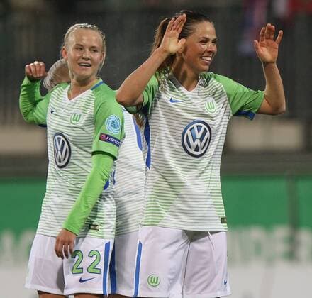 VfL-Frauen vs Prag Frauenfußball, Champions League, Viertelfinale, VfL Wolfsburg vs Slavia Prag, AOK-Stadion, Bild zeigt: Jubel nach dem Tor zum 4:0 durch Sara Bjork Gunnarsdottir (VfL, 7) Wolfsburg