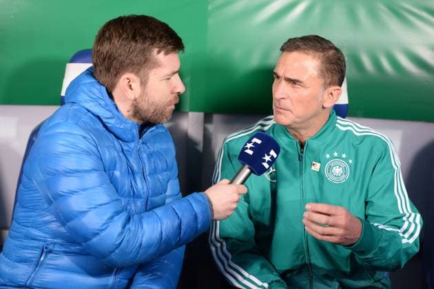Fussball, Herren, Saison 2017 18, EM-Qualifikationsspiel U21 U 21 (Gruppe 5, 9. Spieltag) in Braunschweig, Deutschland - Israel, Cheftrainer Stefan Kuntz (Deutschland, U21) vor dem Spiel auf der Bank im Interview mit Eurosport, 22.03.18, *** Football Men Season 2017 18 European Championship Qualification U21 Group 5 9 Round in Braunschweig Germany Israel Head Coach Stefan Kuntz Germany U21 before the match on the bench in an interview with Eurosport 22 03 18 Copyright: xMichaelxHundtx xMatthiasxKochx