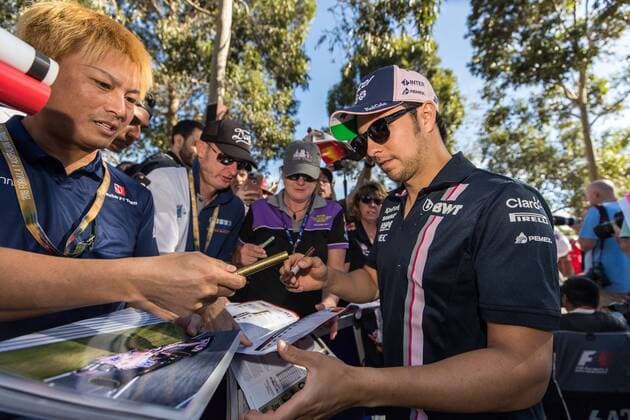 Sergio Perez (Sahara Force India F1 Team) schreibt Autogramme, Grosser Preis von Australien 2018, Rennen, Motorsport, Formel 1, 23.03.2018, Melbourne Copyright: xIllman Eibner-Pressefotox EP_EER