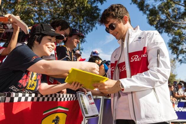 Charles Leclerc (Alfa Romeo Sauber F1 Team) schreibt Autogramme, Grosser Preis von Australien 2018, Rennen, Motorsport, Formel 1, 23.03.2018, Melbourne Copyright: xIllman Eibner-Pressefotox EP_EER