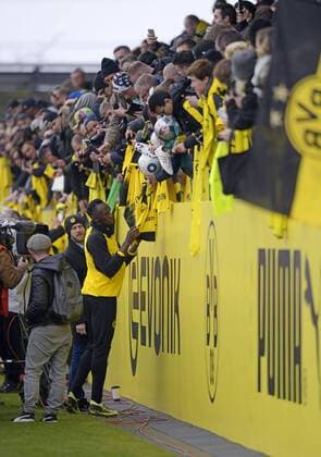 Themen der Woche - SPORT Bilder des Tages - SPORT 23.03.2018, Fussball 1.Liga 2017 2018, Borussia Dortmund, Leichtathletik Star Usain Bolt (Jamaika) trainiert bei den Profis von Dortmund mit. Danach gibt er den fans Autogramme. *** 23 03 2018 Football 1 League 2017 2018 Borussia Dortmund Athletics star Usain Bolt Jamaica trains with the pros of Dortmund Afterwards he signs autographs for the fans