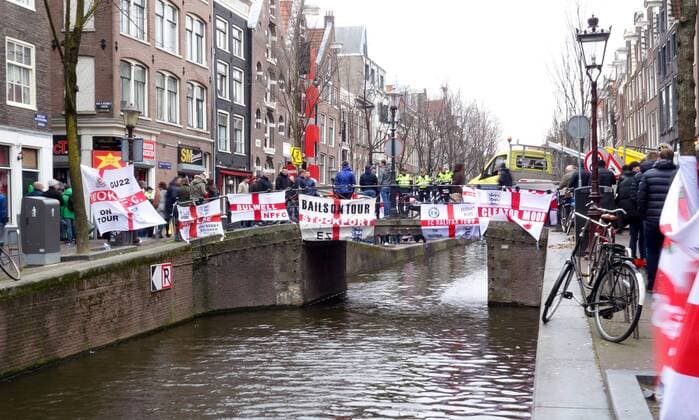 Bilder des Tages - SPORT England football fans in Amsterdam Amsterdam The Netherlands 23rd March 2018 England football fans in Amsterdam for their sides game against The Netherlands this evening. English flags adorn the canals and bridges of the Red Light District. Whilst things are now relatively peaceful it has been reported in local media that the police arrested 25 English fans in the Red Light District last night. 