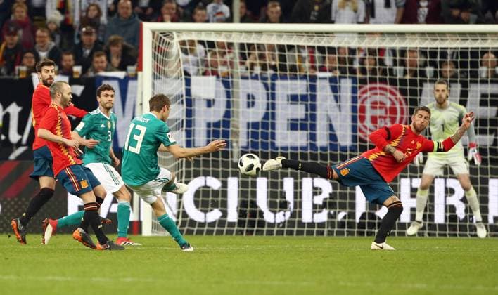 Bilder des Tages - SPORT Thomas Müller Torschuss Tor zum 1:1 Ausgleich, Sergio Ramos, Torwart De Gea Fußball Fussball Länderspiel Testspiel Saison 2017 2018 23.03.2018 DFB Nationalmannschaft GER BRDeutschland vs. Spanien ESP
