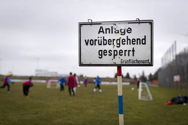 Trotz eines Schildes mit der Aufschrift Anlage voruebergehend gesperrt trainieren im Hintergrund Kinder auf dem Platz. Fussball Anlage voruebergehend gesperrt, Themenbild, Symbolbild, 23.03.18 Luebeck Schleswig-Holstein Germany Adlerhorst Copyright: xAgentur54Gradx xFelixxKoenigx