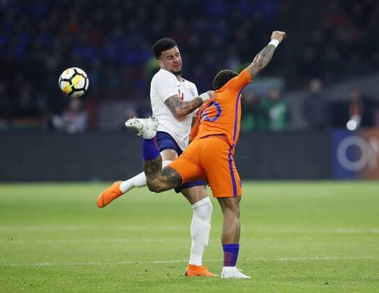 Netherland s Memphis Depay tussles with England s Kyle Walker during the International Friendly Länderspiel match at the Amsterdam Arena, Amsterdam. Picture date: March 23rd 2018. Picture credit should read: David Klein Sportimage EDITORIAL USE ONLY. No use with unauthorised audio, video, data, fixture lists, club league logos or live services. Online in-match use limited to 120 images, no video emulation. No use in betting, games or single club league player publications.