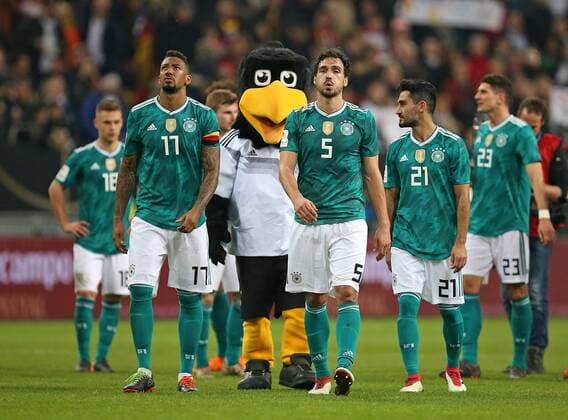 23.03.2018, Fussball Länderspiel, Deutschland - Spanien, in der ESPRIT Arena Düsseldorf. v.l. Joshua Kimmich (Deutschland) , Jerome Boateng (Deutschland) , DFB-Maskottchen Paule , Mats Hummels (Deutschland) , Ilkay Gündogan (Deutschland) und Mario Gomez (Deutschland)