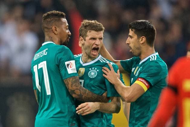 Themen der Woche - SPORT Bilder des Tages - SPORT Fussball Düsseldorf 23.03.2018 Länderspiel DFB Nationalmannschaft Testspiel Vorbereitungsspiel Deutschland (GER) - Spanien (ESP) 1:1 Jubel nach dem Tor zum 1:1 durch Thomas Müller (Deutschland, No.13) Muller Mueller Jerome Boateng (Deutschland, No.17) li. Sami Khedira (Deutschland, No.06) re.