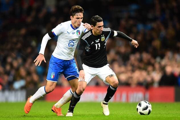 Football - 2018 International Friendly Länderspiel - Italy vs. Argentina Angel Di Maria of Argentina competes with Federico Chiesa of Italy, at the Etihad. COLORSPORT RICHARD MARTIN-ROBERTS 