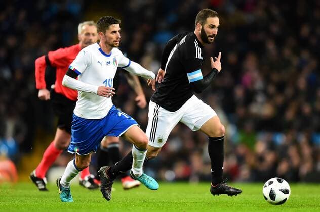 Football - 2018 International Friendly Länderspiel - Italy vs. Argentina Gonzalo Higuain of Argentina and Jorginho of Italy, at the Etihad. COLORSPORT RICHARD MARTIN-ROBERTS 