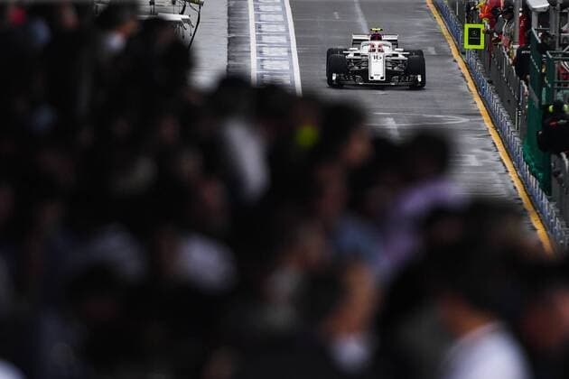 24th March 2018, Melbourne Grand Prix Circuit, Melbourne, Australia; Melbourne Formula One Grand Prix, qualifying; Crowds watch on as Charles Leclerc of Monaco driving the (16) Alfa Romeo Sauber F1 Team C37 Ferrari  ActionPlus12004738