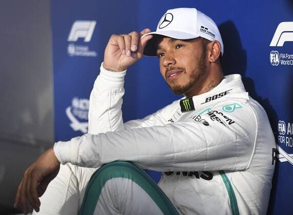 Bilder des Tages - SPORT 24th March 2018, Melbourne Grand Prix Circuit, Melbourne, Australia; Melbourne Formula One Grand Prix, qualifying; Lewis Hamilton (Great Britain) of Mercedes AMG Petronas F1 Team Mercedes takes a moment to relax after claiming pole position  ActionPlus12004762