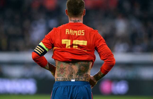 Fussball, Herren, Nationalmannschaft, Länderspiel, Testspiel zur FIFA Weltmeisterschaft, WM 2018 in Russland, ESPRIT-Arena Düsseldorf: Deutschland (grün) - Spanien (rot) 1:1; Tätowierungen am Rücken von Sergio Ramos (SPA). Feature, Symbol, Symbolbild, Einzelbild, Tattoos, Tätowierungen. *** Soccer Mens National Team International match Test match for the FIFA World Cup 2018 in Russia ESPRIT Arena Düsseldorf Germany green Spain red 1 1 Tattoos on the back of Sergio Ramos SPA Feature Symbol Symbol picture Single image Tattoos Tattoos