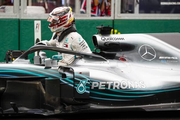 HAMILTON Lewis (gbr), Mercedes AMG F1 Petronas GP W09 Hybrid EQ Power+, celebrating pole position during 2018 Formula 1 championship at Melbourne, Australian Grand Prix, from March 22 To 25 - s: FIA Formula One World Championship WM Weltmeisterschaft 2018, Melbourne, Victoria : Motorsports: Formula 1 2018 Rolex Australian Grand Prix, Melbourne Australia