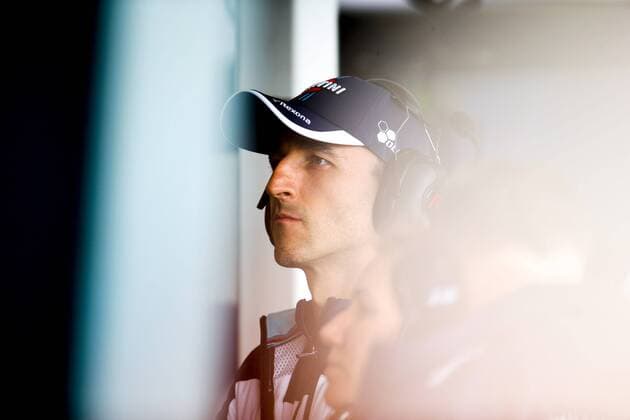 Motorsports: FIA Formula One World Championship WM Weltmeisterschaft 2018, Melbourne, Victoria : Motorsports: Formula 1 2018 Rolex Australian Grand Prix, Robert Kubica, Williams Martini Racing, watches qualifying in the team™s garage. Melbourne Australia