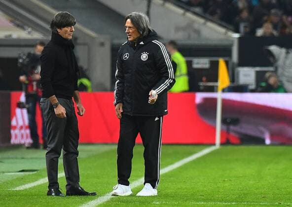 23.03.2018, xjhx, Fussball Test Laenderspiel, Deutschland - Spanien, emspor, v.l. Trainer Joachim JOGI Loew (Deutsche Fussball Nationalmannschaft DFB), Dr. Hans-Wilhelm Müller-Wohlfahrt (Deutsche Fussball Bund) Duesseldorf