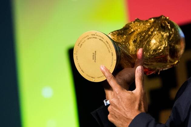 Themen der Woche - SPORT Bilder des Tages - SPORT 180324 Christian Karembeu, former football player and World Cup winner, presents the World Cup Trophy during the FIFA World Cup WM Weltmeisterschaft Fussball Trophy Tour on March 24, 2018 in Oslo. Photo: Jon Olav Nesvold BILDBYRN kod JE 160228 *** 180324 Christian Karembeu former football player and World Cup winner presents the World Cup Trophy during the FIFA World Cup Trophy Tour on March 24, 2018 in Oslo Photo Jon Olav Nesvold BILDBYR N Code JE 160228  Copyright: JONxOLAVxNESVOLD BB180324JE043
