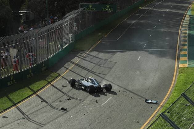 Valtteri Bottas (Mercedes AMG Petronas Formula One Team) steht nach dem Unfall mit seinem Auto auf der Strecke, Grosser Preis von Australien 2018, Rennen, Motorsport, Formel 1, 24.03.2018, Melbourne Copyright: xIllman Eibner-Pressefotox EP_eer
