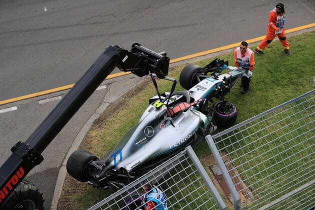 Themen der Woche - SPORT Bilder des Tages - SPORT das Auto von Valtteri Bottas (Mercedes AMG Petronas Formula One Team) wird abgeschleppt, Grosser Preis von Australien 2018, Rennen, Motorsport, Formel 1, 24.03.2018, Melbourne Copyright: xIllman Eibner-Pressefotox EP_eer