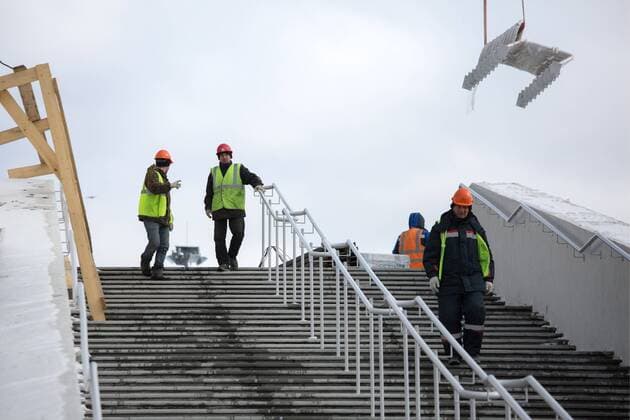 NIZHNY NOVGOROD, RUSSIA - MARCH 24, 2018: Construction workers at Nizhny Novgorod Stadium, a venue of the 2018 FIFA World Cup WM Weltmeisterschaft Fussball in Russia. Mikhail Solunin TASS  TS0792B3