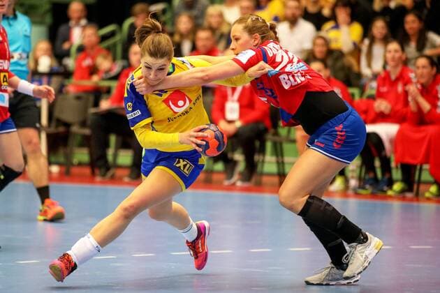 180324 Sveriges Anna Lagerquist och Serbiens Marija Obradovic under handbollsmatchen i EM-kvalet mellan Sverige och Serbien den 24 mars 2018 i Skövde. Copyright: SebastianxLamotte BB180324SL007