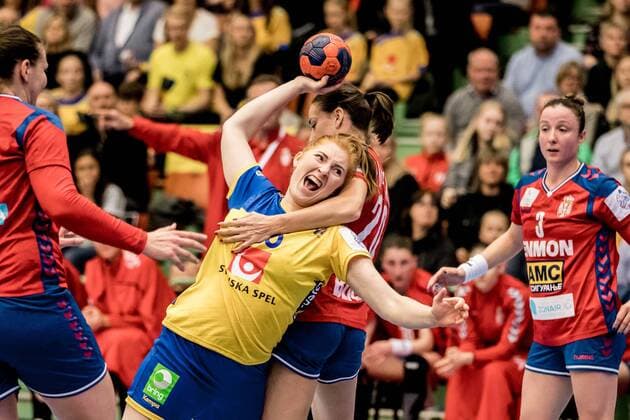 180324 Sveriges Sofia Hvenfelt gör mal under handbollsmatchen i EM-kvalet mellan Sverige och Serbien den 24 mars 2018 i Skövde. Copyright: SebastianxLamotte BB180324SL015