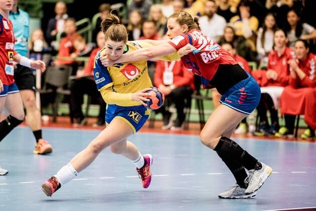 180324 Sveriges Anna Lagerquist före Serbiens Marija Obradovic under handbollsmatchen i EM-kvalet mellan Sverige och Serbien den 24 mars 2018 i Skövde. Copyright: SebastianxLamotte BB180324SL018