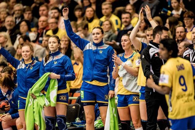 180324 Spelarna pa Sveriges bänk jublar under handbollsmatchen i EM-kvalet mellan Sverige och Serbien den 24 mars 2018 i Skövde. Copyright: SebastianxLamotte BB180324SL020