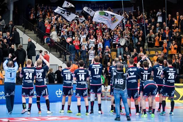Bilder des Tages - SPORT 180324 Flensburgs askadare jublar med sina spelare efter slutsignalen under handbollsmatchen i Champions League mellan Kristianstad och Flensburg den 24 mars 2018 i Kristianstad. Copyright: AvdoxBilkanovic BB180324AB017