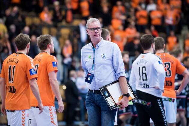 180324 Kristianstads assisterande tränare Lars Olsson deppar efter slutsignalen eunder handbollsmatchen i Champions League mellan Kristianstad och Flensburg den 24 mars 2018 i Kristianstad. Copyright: AvdoxBilkanovic BB180324AB018