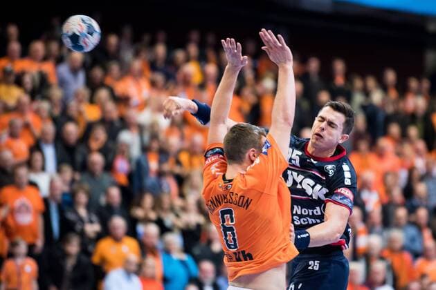 180324 Flensburgs Rasmus Lauge och Kristianstads Philip Henningsson under handbollsmatchen i Champions League mellan Kristianstad och Flensburg den 24 mars 2018 i Kristianstad. Copyright: AvdoxBilkanovic BB180324AB019