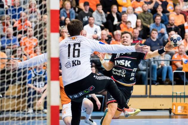 180324 Flensburgs Simon Jeppsson och Kristianstads malvakt Richard Kappelin under handbollsmatchen i Champions League mellan Kristianstad och Flensburg den 24 mars 2018 i Kristianstad. Copyright: AvdoxBilkanovic BB180324AB021