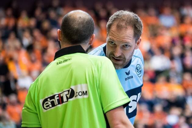 180324 Flensburgs malvakt Mattias Andersson i samtal med domare under handbollsmatchen i Champions League mellan Kristianstad och Flensburg den 24 mars 2018 i Kristianstad. Copyright: AvdoxBilkanovic BB180324AB041