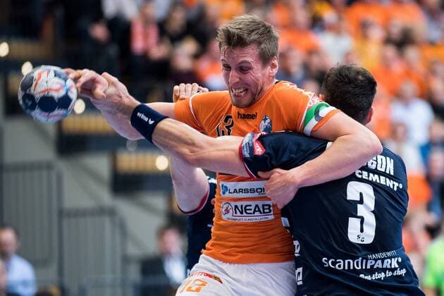 180324 Kristianstads Olafur Gudmundsson och Flensburgs Tobias Karlsson under handbollsmatchen i Champions League mellan Kristianstad och Flensburg den 24 mars 2018 i Kristianstad. Copyright: AvdoxBilkanovic BB180324AB043