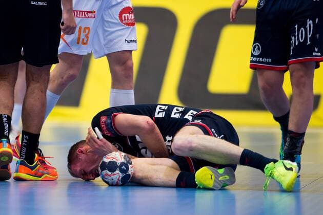 180324 Flensburgs Holger Glandorf skadades i axel under handbollsmatchen i Champions League mellan Kristianstad och Flensburg den 24 mars 2018 i Kristianstad. Copyright: AvdoxBilkanovic BB180324AB050