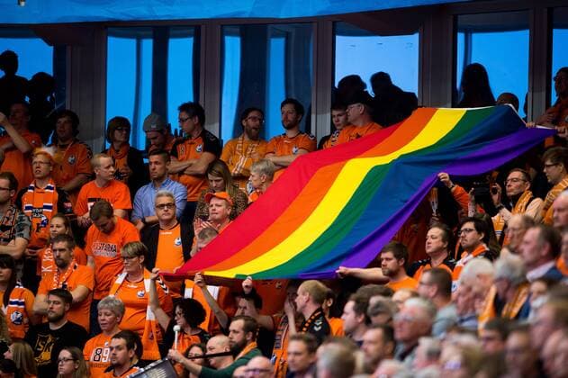 180324 Kristianstads publik med flagga under handbollsmatchen i Champions League mellan Kristianstad och Flensburg den 24 mars 2018 i Kristianstad. Copyright: AvdoxBilkanovic BB180324AB066