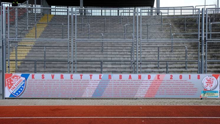 24.03.2018 xkhx Kassel, Auerstadion Regionalliga Süd Saison 2017 2018 KSV Hessen Kassel gegen SV Röchling Völklingen 06 Hessen Kassel Fans werden Bandensponsor - die Retterbande