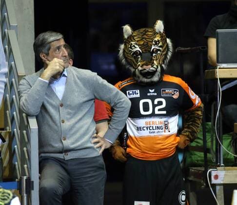 GER, 1.VBL, BR VOLLEYS VS. Bisons Buehl 24.03.2018, Max Schmeling Halle, Berlin, GER, 1.VBL, BR VOLLEYS VS. Bisons Buehl, im Bild Manager Kaweh Niroomand (BR Volleys), BRV-Maskottchen mit dem neuen Trikot für die Saison 2018-2019