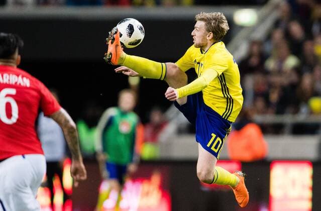 Themen der Woche - SPORT Bilder des Tages - SPORT 180324 Sveriges Emil Forsberg tar ner bollen under träningslandskampen i fotboll mellan Sverige och Chile den 24 mars 2018 i Stockholm. *** 180324 Swedens Emil Forsberg takes down the ball during the football tournament in football between Sweden and Chile on March 24, 2018 in Stockholm  Copyright: ANDREASxLxERIKSSON BB180324AE041