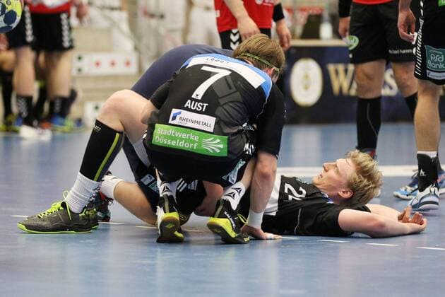 Thomas Bahn (HC Rhein Vikings 24) wird versorgt, Dennis Aust (HC Rhein Vikings 7)(vorne), ASV Hamm-Westfalen vs HC Rhein Vikings, Handball, 2. Bundesliga, 24.03.2018, Hamm Copyright: xEIBNER JanxStrohdiekx EP_JSK