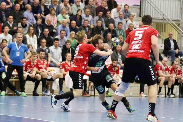 Niklas Weis (HC Rhein Vikings 15) gegen Fannar Thor Fridgeirsson (ASV Hamm-Westfalen 8)(links), ASV Hamm-Westfalen vs HC Rhein Vikings, Handball, 2. Bundesliga, 24.03.2018, Hamm Copyright: xEIBNER JanxStrohdiekx EP_JSK