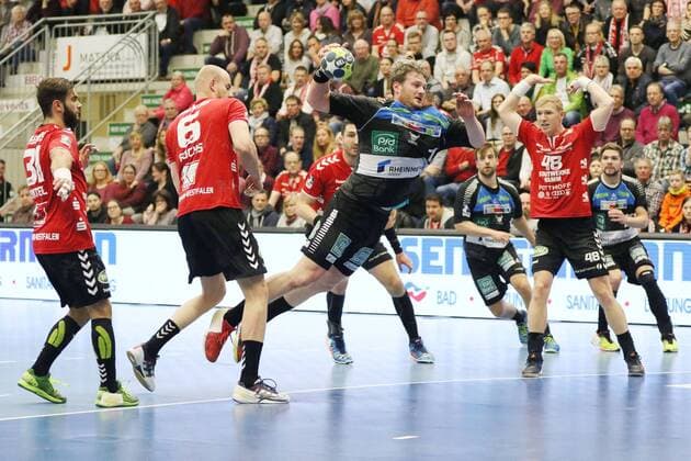 Bennet Johnen (HC Rhein Vikings 17) vorbei an Markus Fuchs (ASV Hamm-Westfalen 6)(vorne) und Stanko Sabljic (ASV Hamm-Westfalen 7)(hinten), ASV Hamm-Westfalen vs HC Rhein Vikings, Handball, 2. Bundesliga, 24.03.2018, Hamm Copyright: xEIBNER JanxStrohdiekx EP_JSK