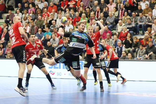 Bennet Johnen (HC Rhein Vikings 17) vorbei an Markus Fuchs (ASV Hamm-Westfalen 6)(vorne), Stanko Sabljic (ASV Hamm-Westfalen 7)(hinten) und Julian Possehl (ASV Hamm-Westfalen 48)(rechts), ASV Hamm-Westfalen vs HC Rhein Vikings, Handball, 2. Bundesliga, 24.03.2018, Hamm Copyright: xEIBNER JanxStrohdiekx EP_JSK