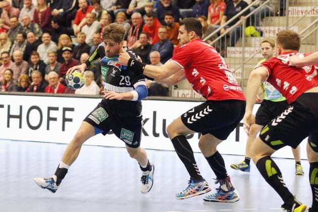 Alexander Oelze (HC Rhein Vikings 29) gegen Stanko Sabljic (ASV Hamm-Westfalen 7)(rechts) , ASV Hamm-Westfalen vs HC Rhein Vikings, Handball, 2. Bundesliga, 24.03.2018, Hamm Copyright: xEIBNER JanxStrohdiekx EP_JSK