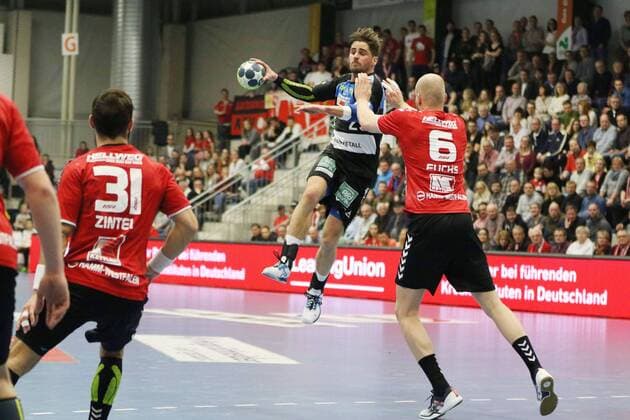 Alexander Oelze (HC Rhein Vikings 29) gegen Markus Fuchs (ASV Hamm-Westfalen 6), ASV Hamm-Westfalen vs HC Rhein Vikings, Handball, 2. Bundesliga, 24.03.2018, Hamm Copyright: xEIBNER JanxStrohdiekx EP_JSK