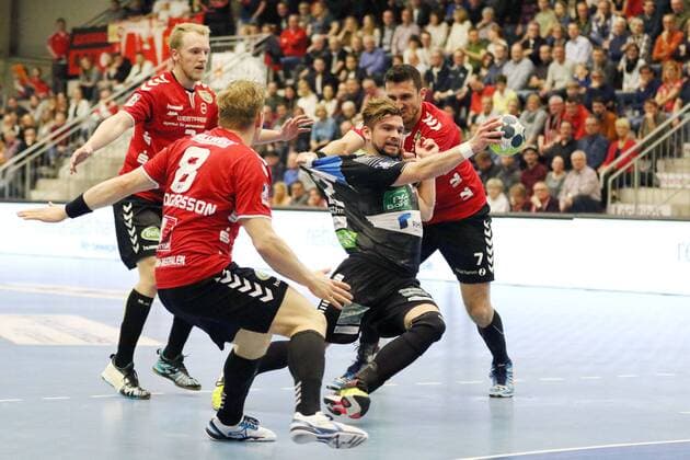 Felix Handschke (HC Rhein Vikings 22) gegen Fabian Huesmann (ASV Hamm-Westfalen 3)(links), Fannar Thor Fridgeirsson (ASV Hamm-Westfalen 8)(vorne) und Stanko Sabljic (ASV Hamm-Westfalen 7)(rechts) , ASV Hamm-Westfalen vs HC Rhein Vikings, Handball, 2. Bundesliga, 24.03.2018, Hamm Copyright: xEIBNER JanxStrohdiekx EP_JSK