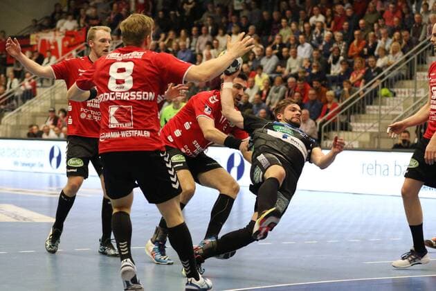 Felix Handschke (HC Rhein Vikings 22) gegen Fabian Huesmann (ASV Hamm-Westfalen 3)(links), Fannar Thor Fridgeirsson (ASV Hamm-Westfalen 8)(vorne) und Stanko Sabljic (ASV Hamm-Westfalen 7)(rechts) , ASV Hamm-Westfalen vs HC Rhein Vikings, Handball, 2. Bundesliga, 24.03.2018, Hamm Copyright: xEIBNER JanxStrohdiekx EP_JSK